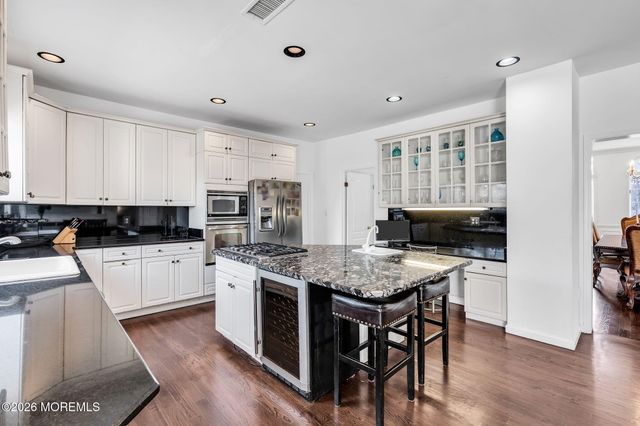 10 Ivy Lane, Manalapan, NJ 07726