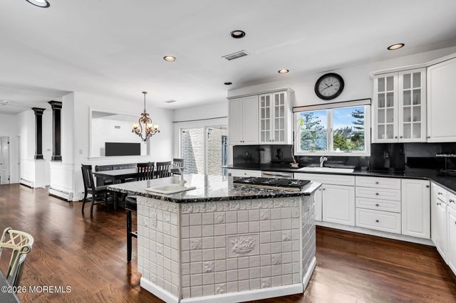 10 Ivy Lane, Manalapan, NJ 07726