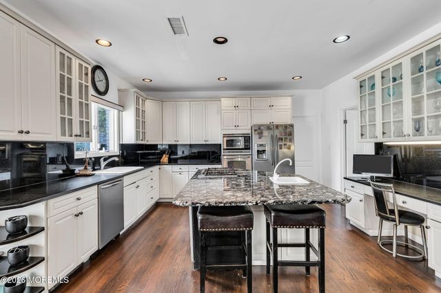 10 Ivy Lane, Manalapan, NJ 07726
