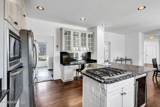 10 Ivy Lane, Manalapan, NJ 07726