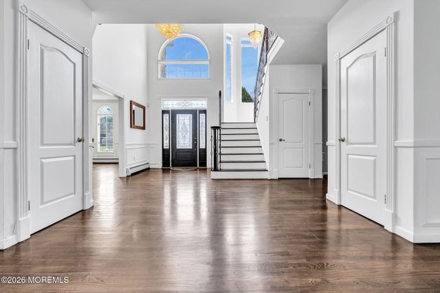 10 Ivy Lane, Manalapan, NJ 07726