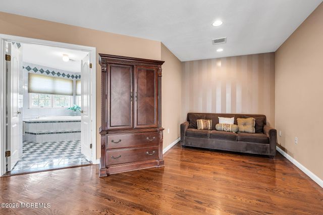 10 Ivy Lane, Manalapan, NJ 07726