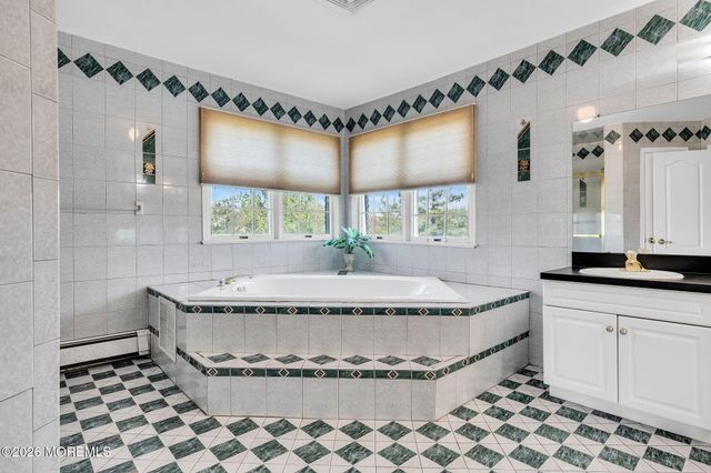 10 Ivy Lane, Manalapan, NJ 07726