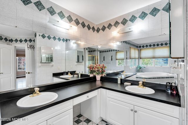 10 Ivy Lane, Manalapan, NJ 07726