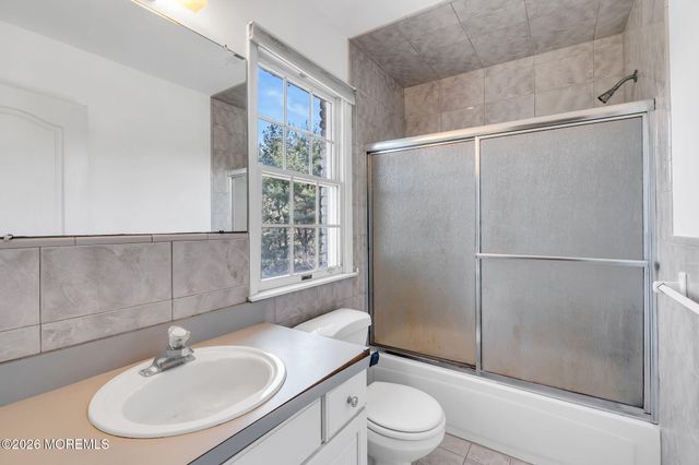 10 Ivy Lane, Manalapan, NJ 07726