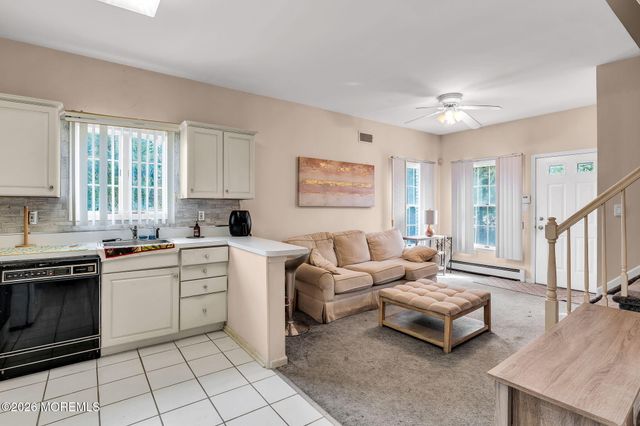 10 Ivy Lane, Manalapan, NJ 07726