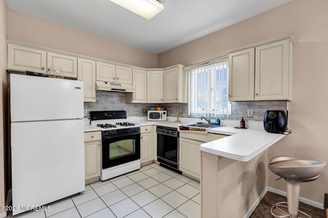 10 Ivy Lane, Manalapan, NJ 07726