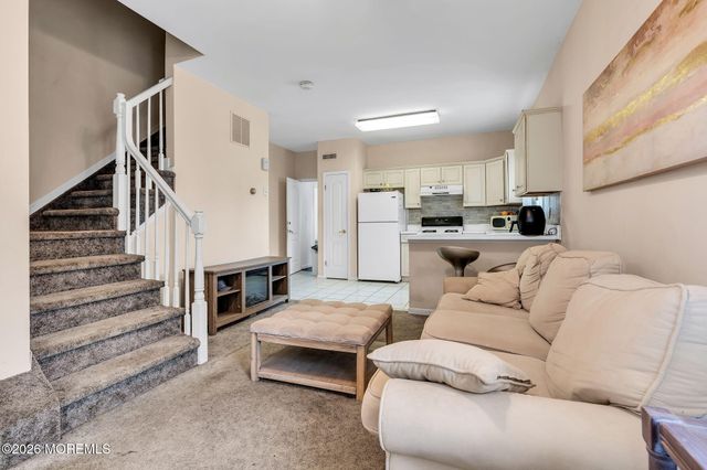 10 Ivy Lane, Manalapan, NJ 07726