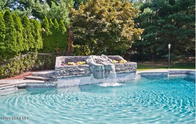 10 Ivy Lane, Manalapan, NJ 07726
