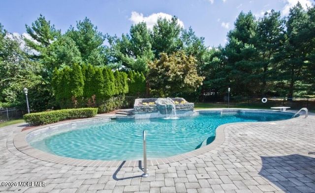 10 Ivy Lane, Manalapan, NJ 07726