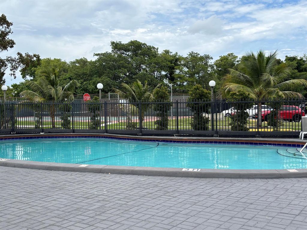 Image 14 of property listing at 8051 S Colony Circle 107, Tamarac, FL 33321