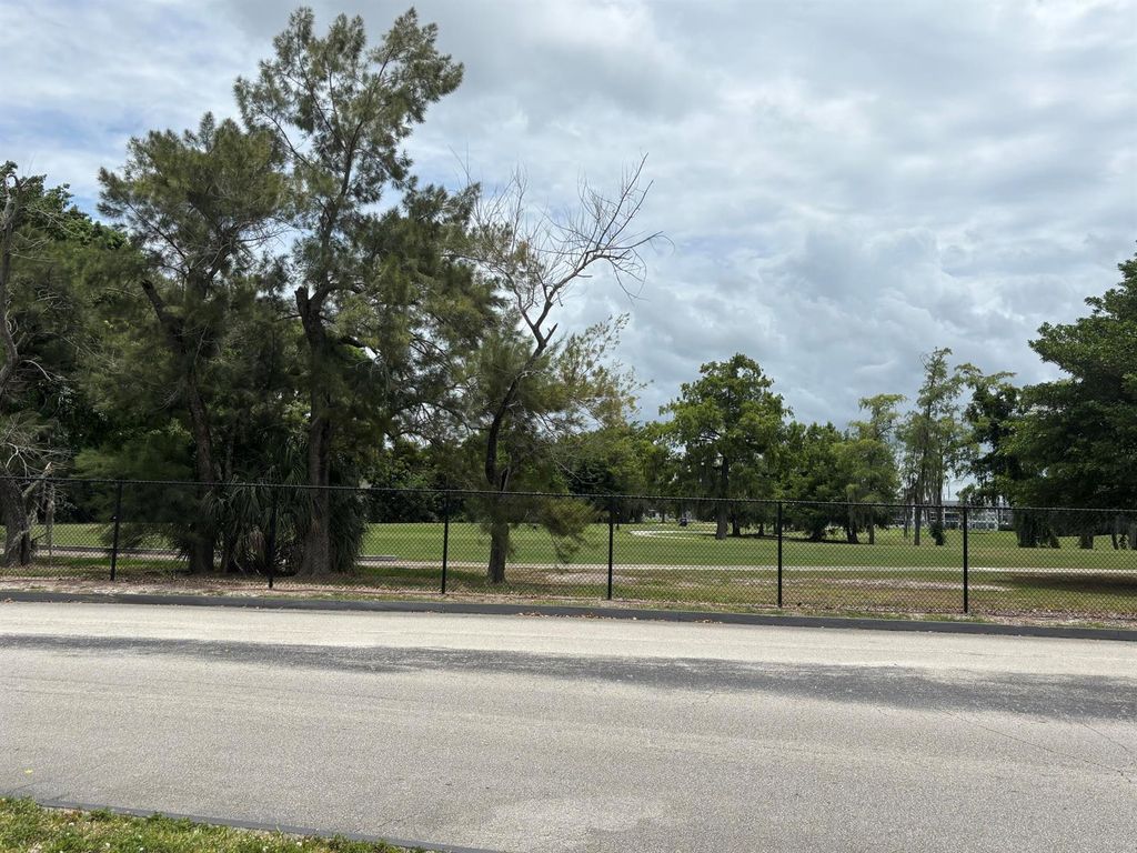 Image 24 of property listing at 8051 S Colony Circle 107, Tamarac, FL 33321