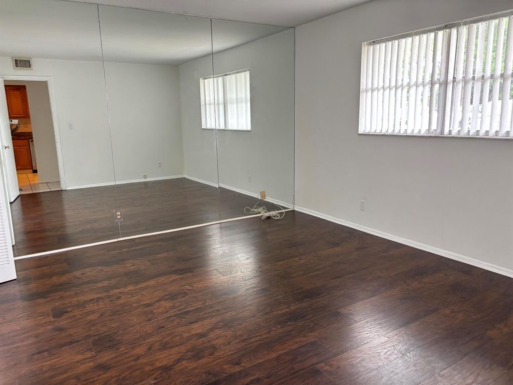 Image 8 of property listing at 8051 S Colony Circle 107, Tamarac, FL 33321