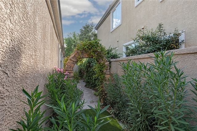 305 Round Stone Court, Las Vegas, NV 89145