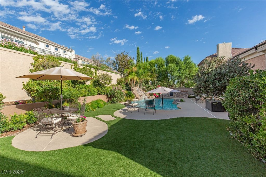 305 Round Stone Court, Las Vegas, NV 89145