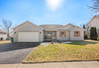 1102 Oxford Circle, Sycamore, IL 60178
