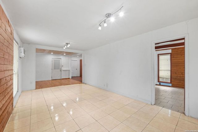 202 E Lubbock, San Antonio, TX 78204