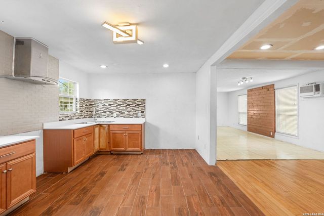 202 E Lubbock, San Antonio, TX 78204