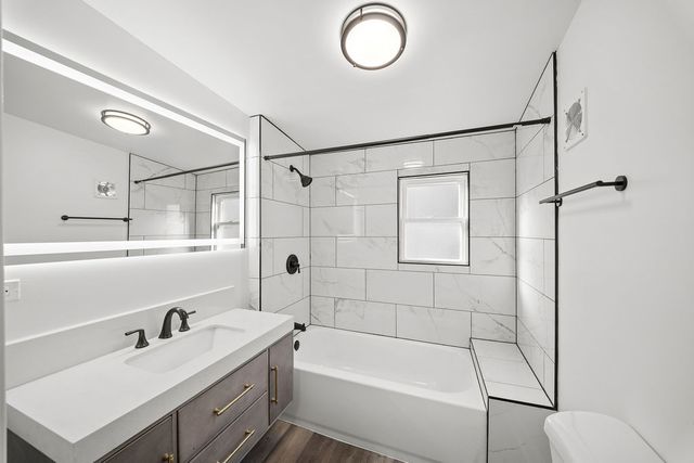 9328 S PAXTON Avenue, Chicago, IL 60617