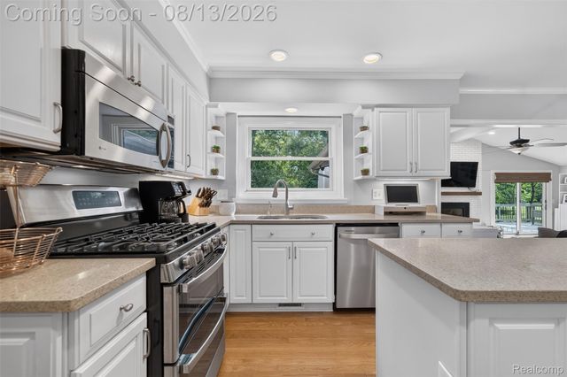 845 River Bend Drive, Rochester Hills, MI 48307