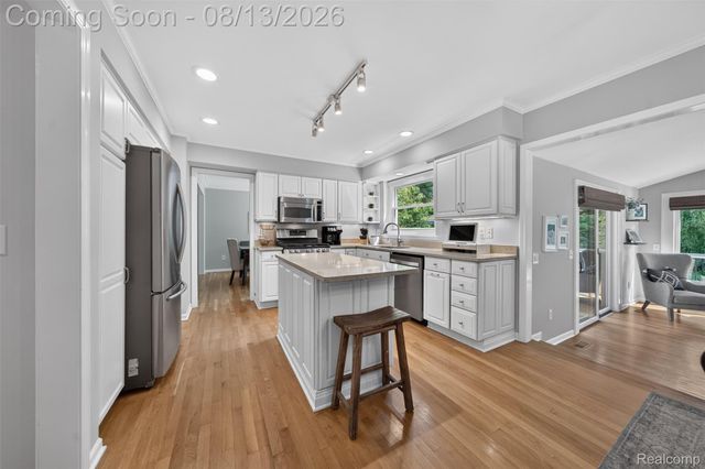 845 River Bend Drive, Rochester Hills, MI 48307