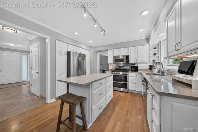845 River Bend Drive, Rochester Hills, MI 48307