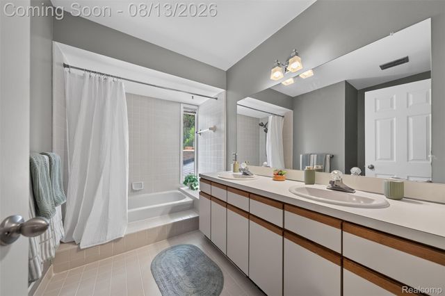 845 River Bend Drive, Rochester Hills, MI 48307