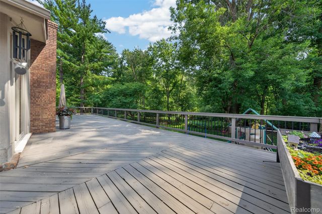 845 River Bend Drive, Rochester Hills, MI 48307