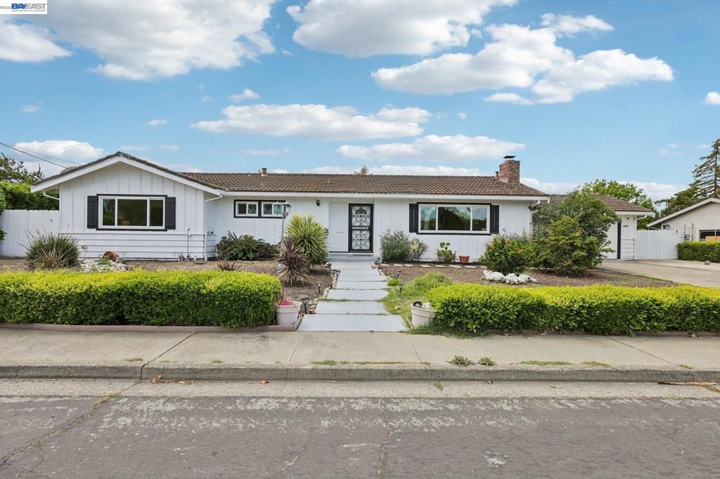 Image 2 of property listing at 1691 Clayton Way, Concord, CA 94519