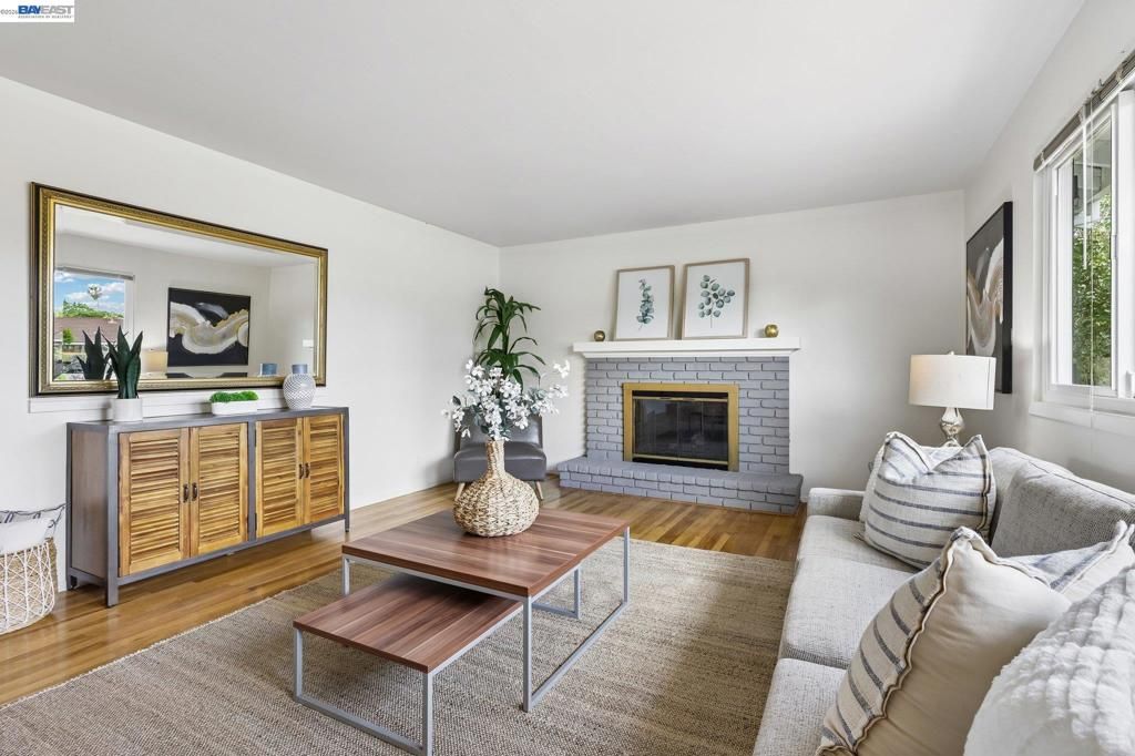 Image 6 of property listing at 1691 Clayton Way, Concord, CA 94519