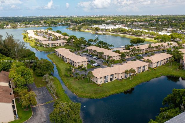 5560 Lakeside Dr 204, Margate, FL 33063