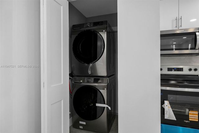 1011 NE 196th St, Miami, FL 33179