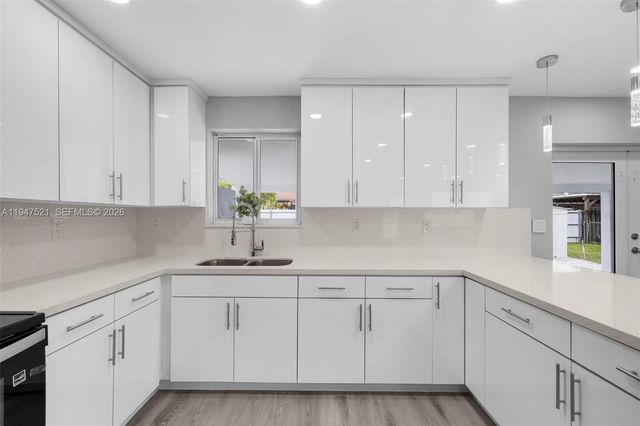 1011 NE 196th St, Miami, FL 33179