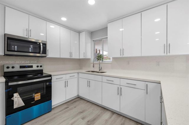 1011 NE 196th St, Miami, FL 33179