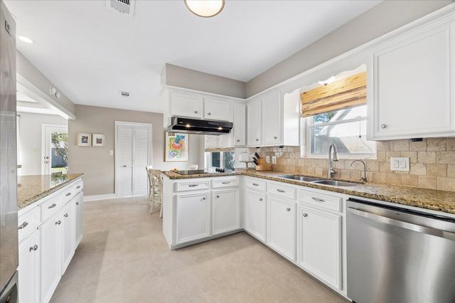 930 Ashford Parkway, Houston, TX 77077