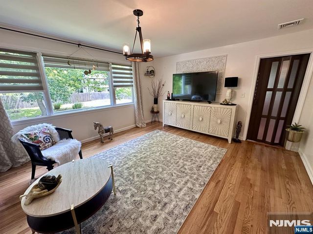 13 Oak Street, Wanaque, NJ 07420