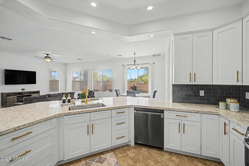 Image 11 of property listing at 6423 W Silver Sage Lane, Phoenix, AZ 85083