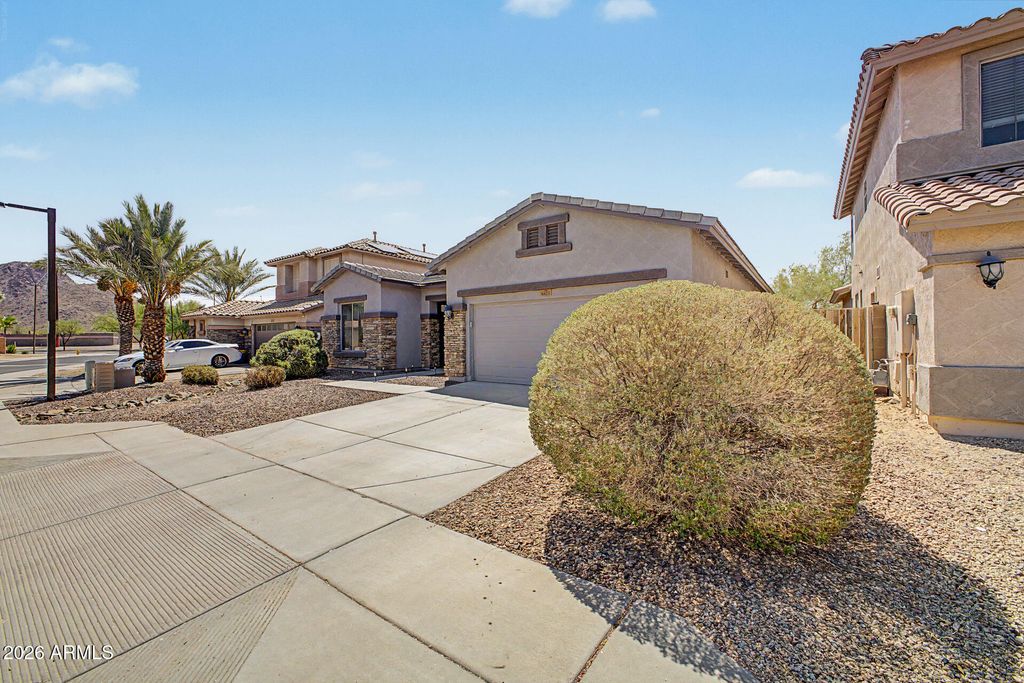 Image 3 of property listing at 6423 W Silver Sage Lane, Phoenix, AZ 85083