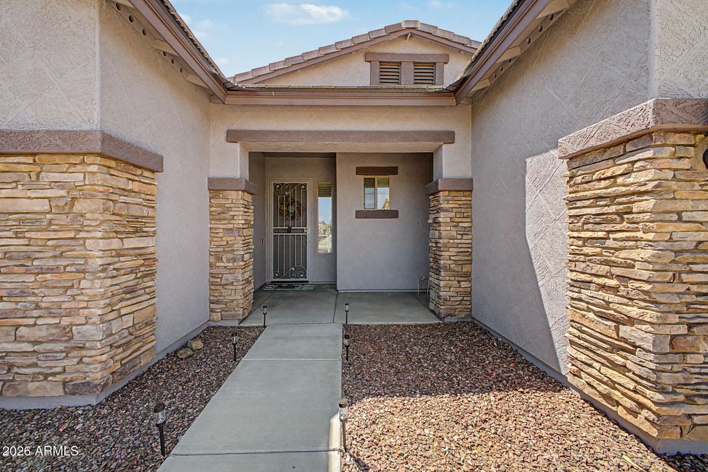 Image 4 of property listing at 6423 W Silver Sage Lane, Phoenix, AZ 85083