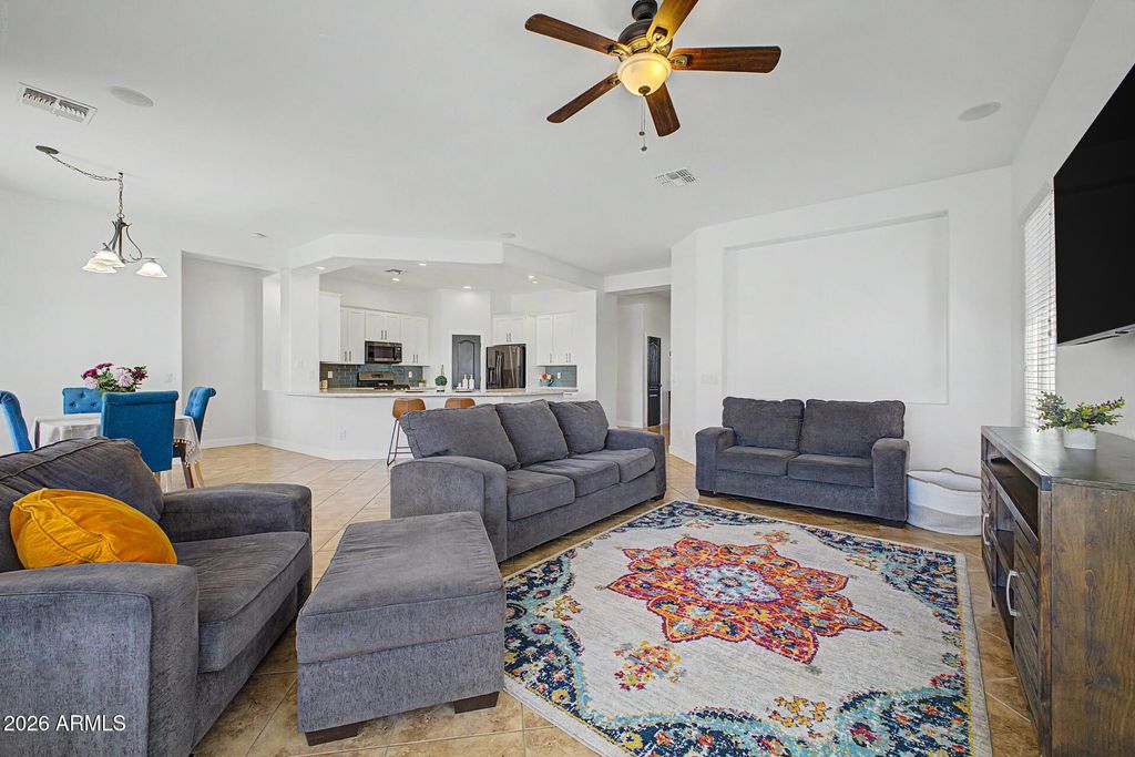 Image 8 of property listing at 6423 W Silver Sage Lane, Phoenix, AZ 85083