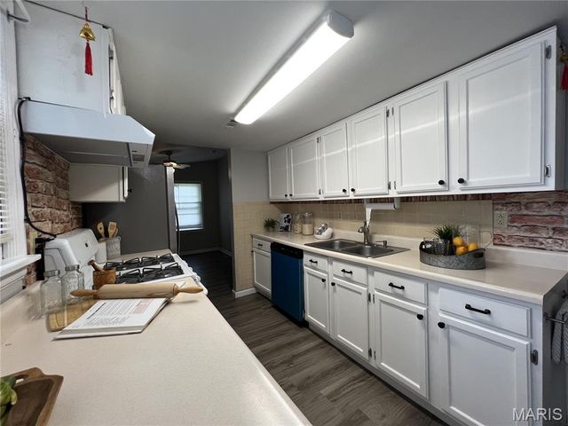 615 Crest Court, Kirkwood, MO 63122