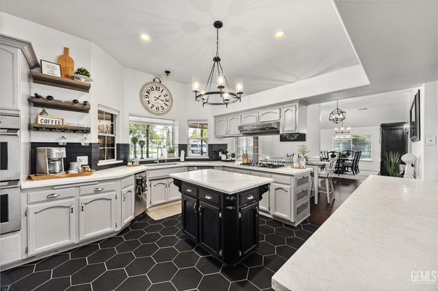 13001 Monarch Palm Avenue, Bakersfield, CA 93314