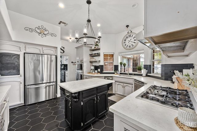 13001 Monarch Palm Avenue, Bakersfield, CA 93314