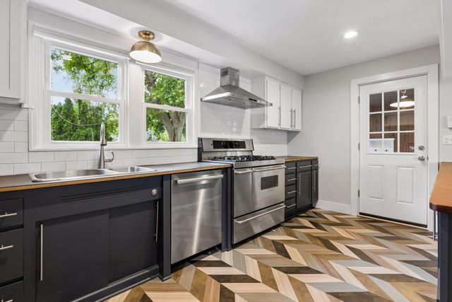 2513 Zenith Avenue N, Golden Valley, MN 55422