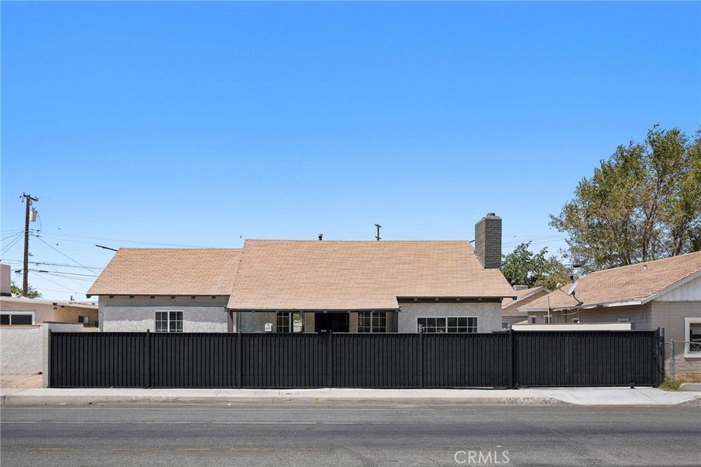 Image 2 of property listing at 44839 Division St, Lancaster, CA 93535