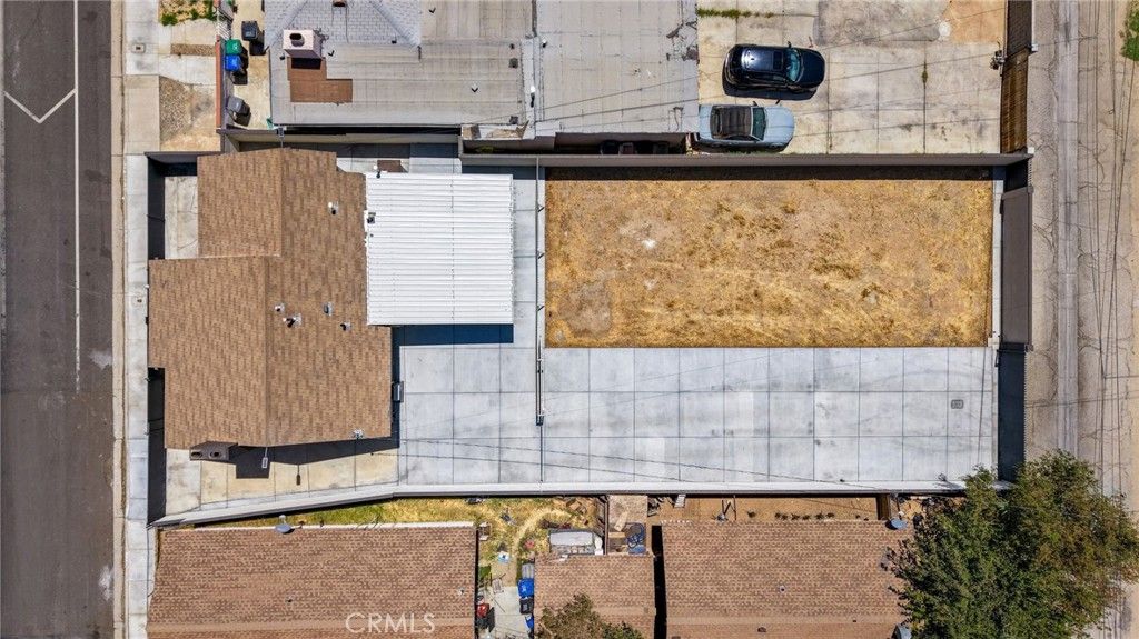 Image 3 of property listing at 44839 Division St, Lancaster, CA 93535