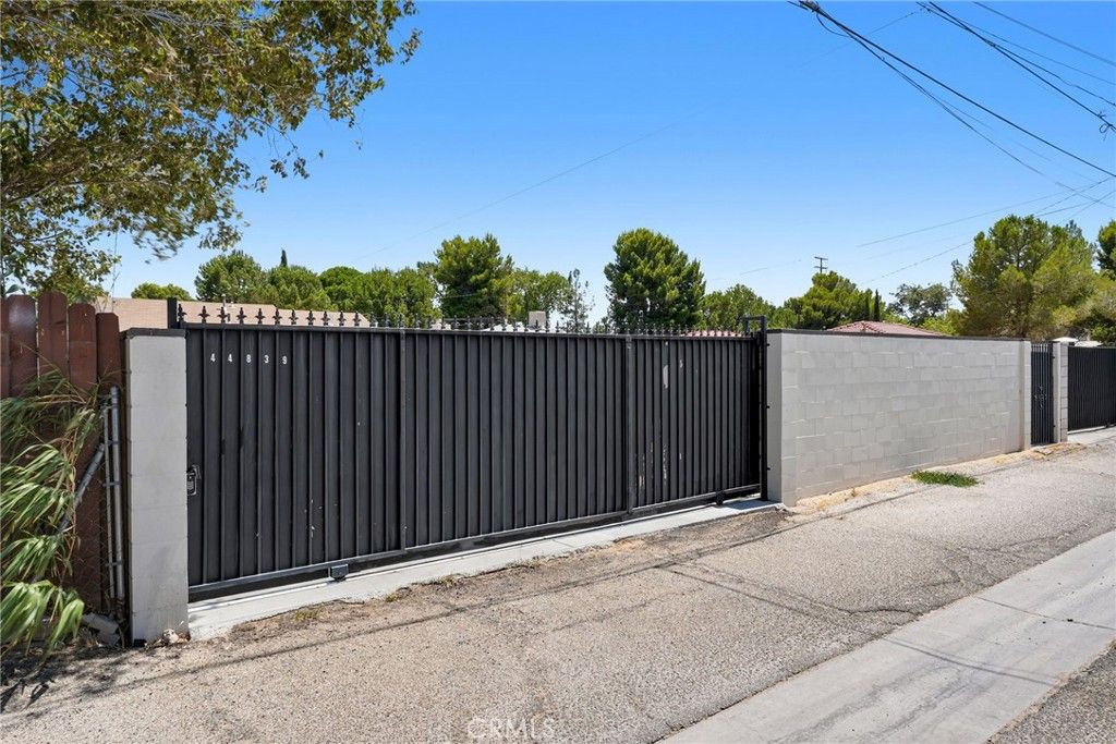 Image 33 of property listing at 44839 Division St, Lancaster, CA 93535