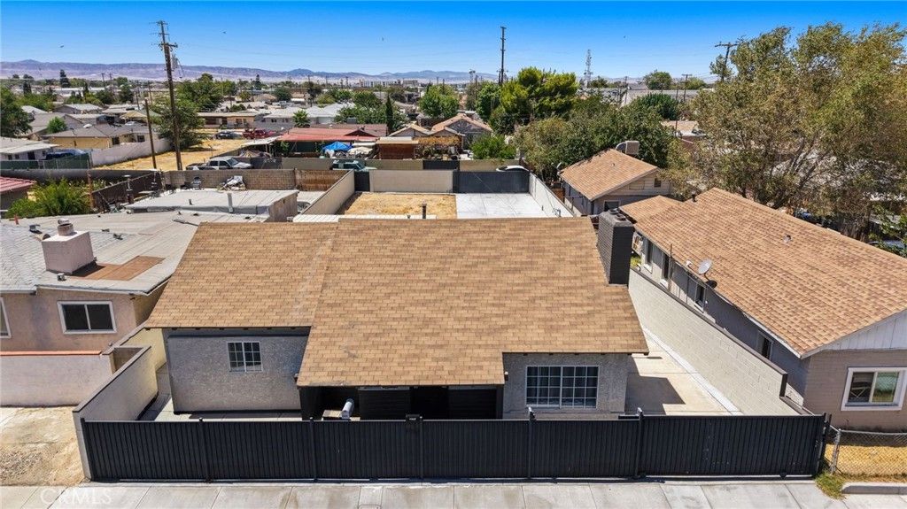 Image 6 of property listing at 44839 Division St, Lancaster, CA 93535