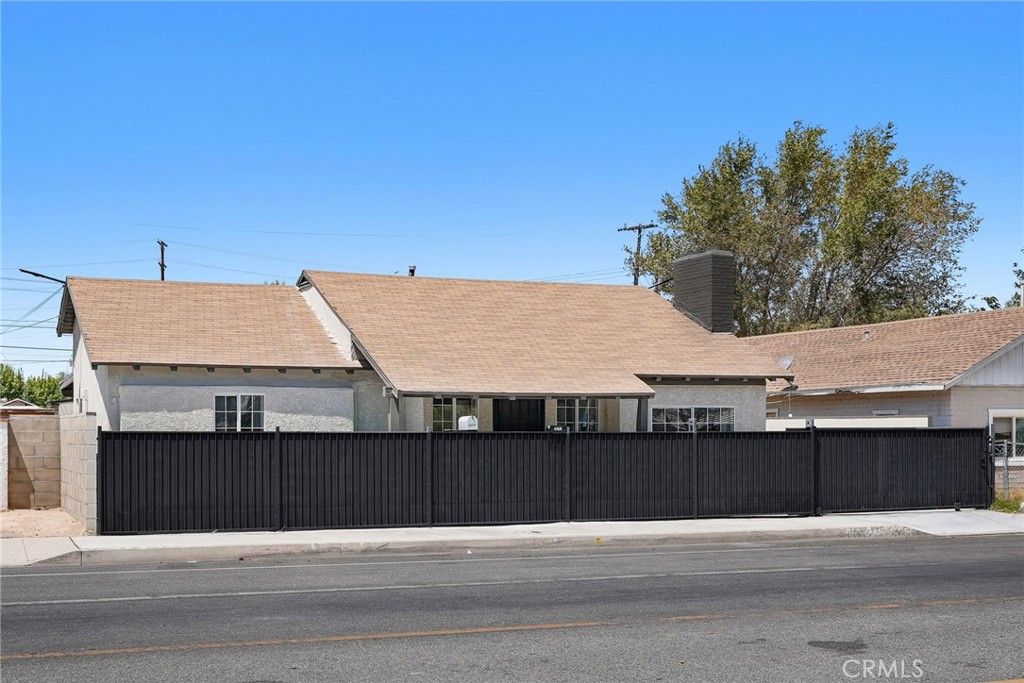 Image 7 of property listing at 44839 Division St, Lancaster, CA 93535