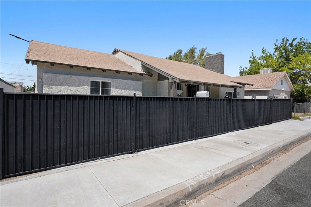 Image 8 of property listing at 44839 Division St, Lancaster, CA 93535